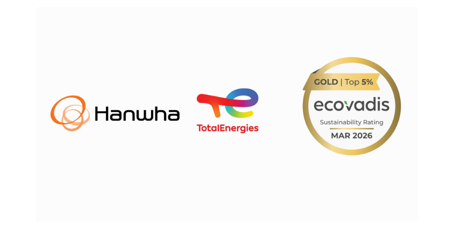 한화토탈에너지스 로고와 골드 등급 메달 