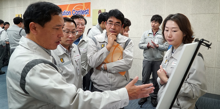  컨테스트에 참가한 조원주 과장(사진 맨 오른쪽)의 연구결과를 경청하는 심사위원단
